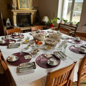 Table de petit déjeuner de la maison d'hôtes La Closerie Saint-Vincent Amboise